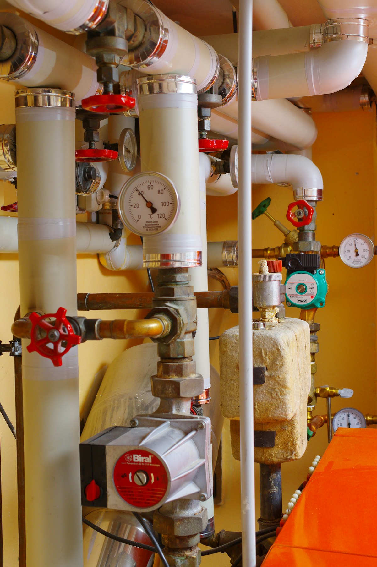 Heizraum mit Rohren und Armaturen – KWB Hackschnitzelheizung Modbus TCP Integration, Kärnten