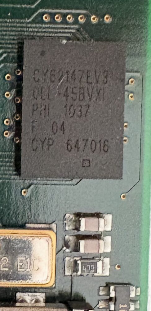 Cypress CY62147EV3 SRAM-Speicherbaustein neben dem Prozessor der PICHLER-Bedienteil-Platine