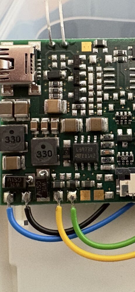 Gesamtansicht der Elektronik im PICHLER-Bedienteil mit Prozessor, Speicher und Netzteilbereich